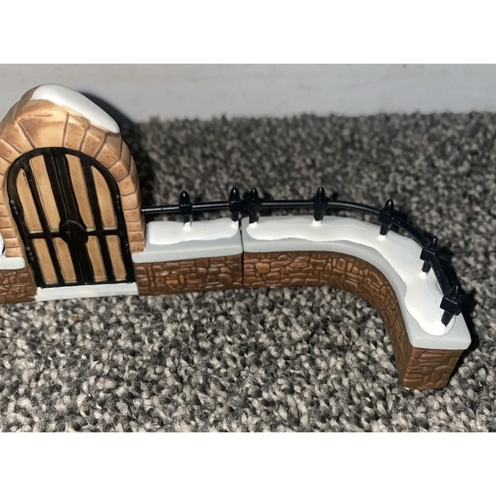 Dept 56 "Churchyard Gate and Fence" Set of 3, Heritage Village Col #5806-8 - Picture 5 of 8